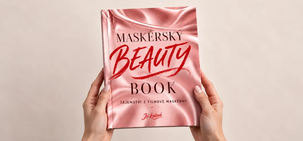 Kniha Maskérský Beauty Book v rukou